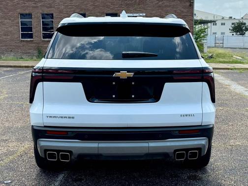 Summit White 2025 Chevrolet Traverse LT