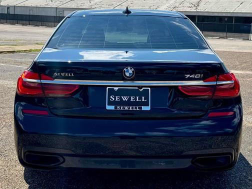 2019 BMW 740 740i