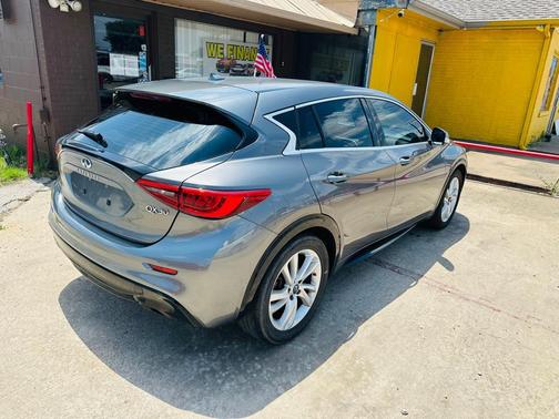 2017 INFINITI QX30 Luxury