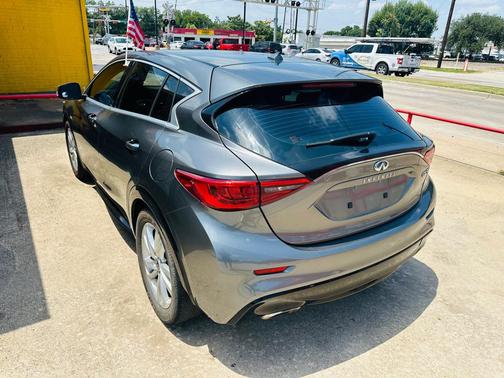 2017 INFINITI QX30 Luxury