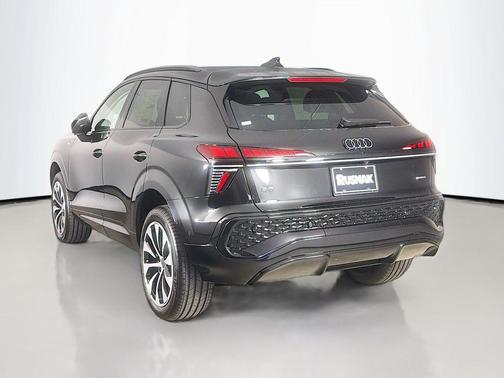 Mythos Black Metallic 2026 Audi Q3 TFSI quattro S tronic