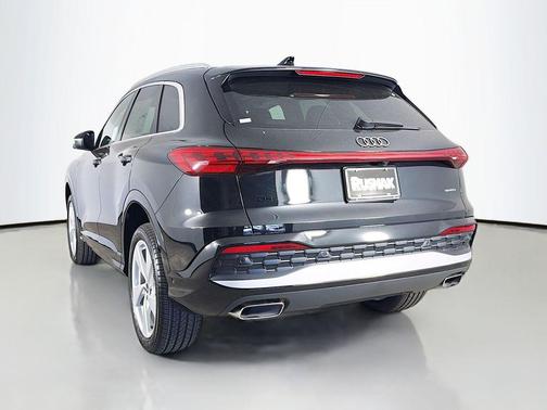Mythos Black Metallic 2026 Audi Q5 Premium Plus TFSI quattro S tronic