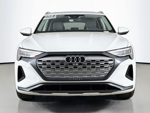 Glacier White Metallic 2024 Audi Q8 e-tron Premium Plus