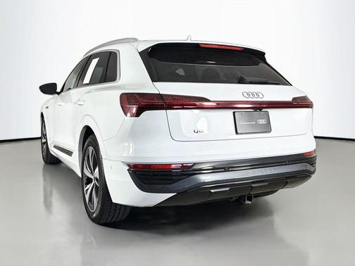 Glacier White Metallic 2024 Audi Q8 e-tron Premium Plus