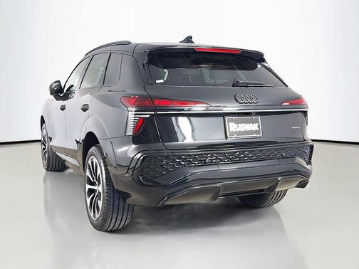 Mythos Black Metallic 2026 Audi Q3 TFSI quattro S tronic