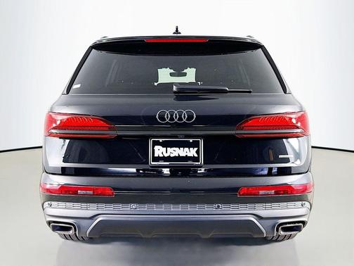 Mythos Black Metallic 2026 Audi Q7 45 Premium