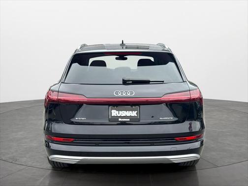 2022 Audi e-tron Premium Plus