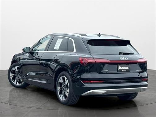 2022 Audi e-tron Premium Plus