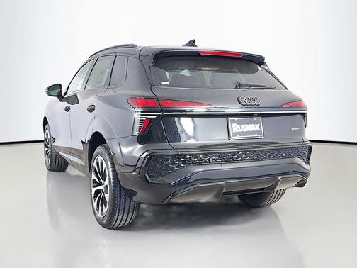 Mythos Black Metallic 2026 Audi Q3 TFSI quattro S tronic
