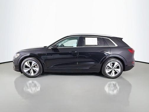 Mythos Black Metallic 2024 Audi Q8 e-tron Premium Plus