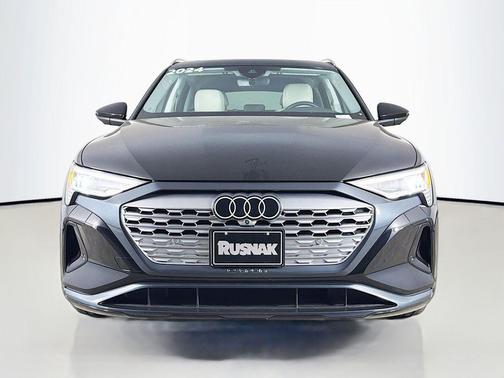 Mythos Black Metallic 2024 Audi Q8 e-tron Premium Plus