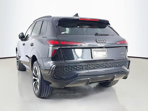 Mythos Black Metallic 2026 Audi Q3 TFSI quattro S tronic