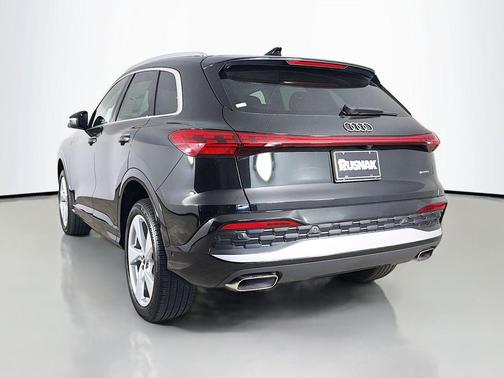 Mythos Black Metallic 2026 Audi Q5 Premium Plus TFSI quattro S tronic