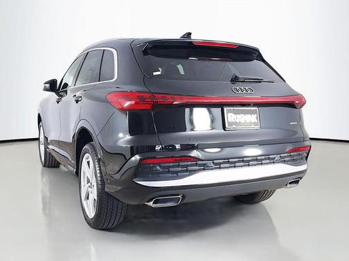 Mythos Black Metallic 2026 Audi Q5 Premium Plus TFSI quattro S tronic
