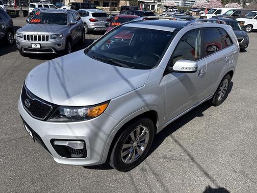 Bright Silver 2013 Kia Sorento SX