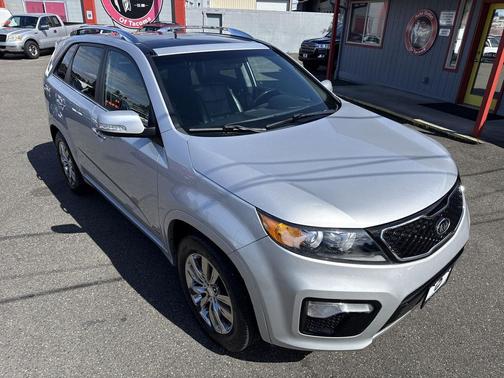 Bright Silver 2013 Kia Sorento SX