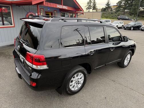 2016 Toyota Land Cruiser Base