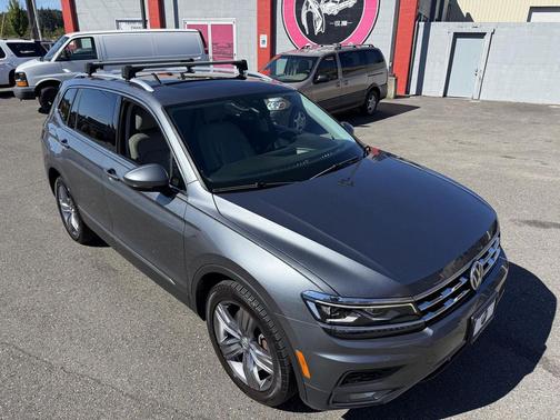 Platinum Gray Metallic 2018 Volkswagen Tiguan 2.0T SEL