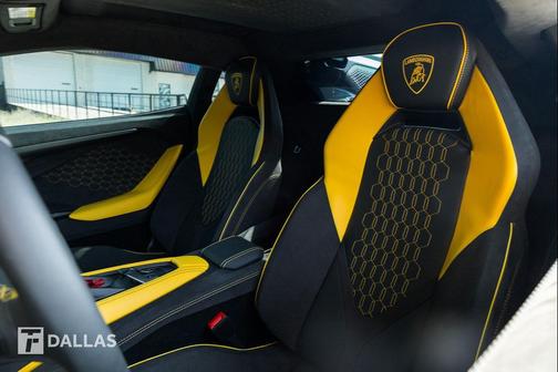 Giallo Metallic 2024 Lamborghini Revuelto Base
