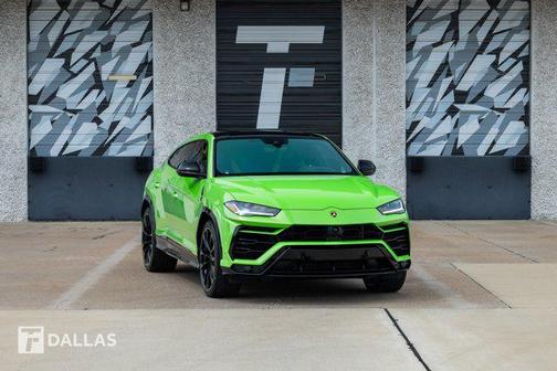 Verde Mantis Pearl/ Nero Noc 2021 Lamborghini Urus Pearl Capsule