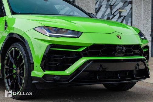 Verde Mantis Pearl/ Nero Noc 2021 Lamborghini Urus Pearl Capsule