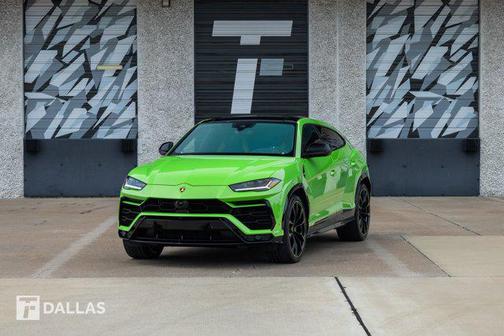 Verde Mantis Pearl/ Nero Noc 2021 Lamborghini Urus Pearl Capsule