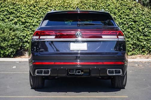 Deep Black Pearl 2024 Volkswagen Atlas Cross Sport 2.0T SEL