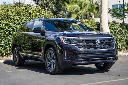 Deep Black Pearl 2024 Volkswagen Atlas Cross Sport 2.0T SEL