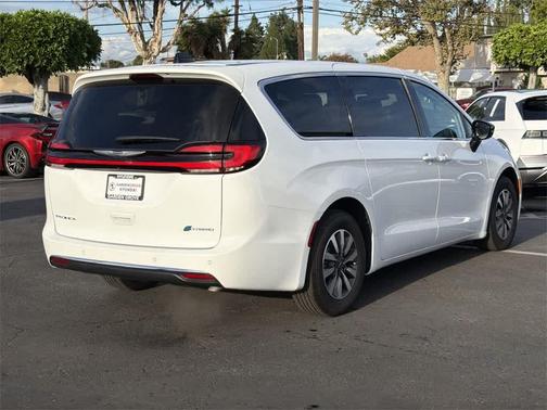 2024 Chrysler Pacifica Hybrid Select