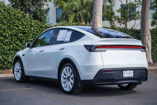 Pearl White Multi-Coat 2026 Tesla Model Y