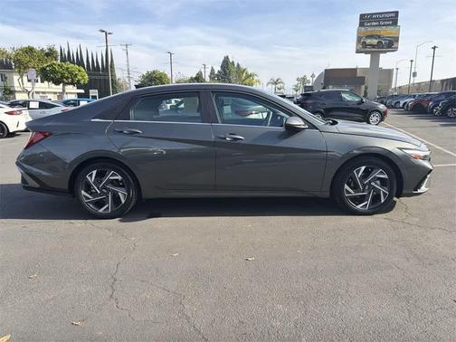 2025 Hyundai ELANTRA SEL