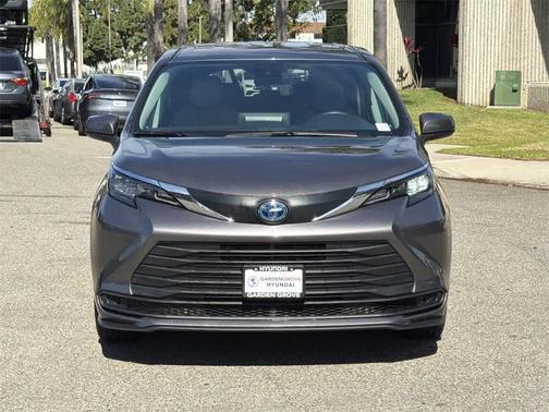 2024 Toyota Sienna LE