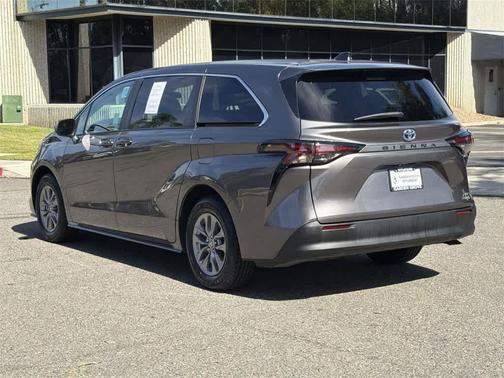 2024 Toyota Sienna LE