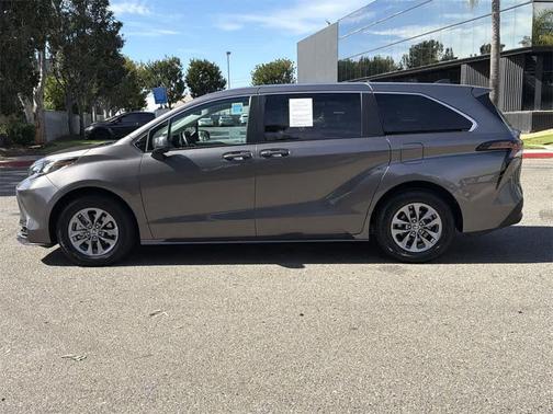 2024 Toyota Sienna LE