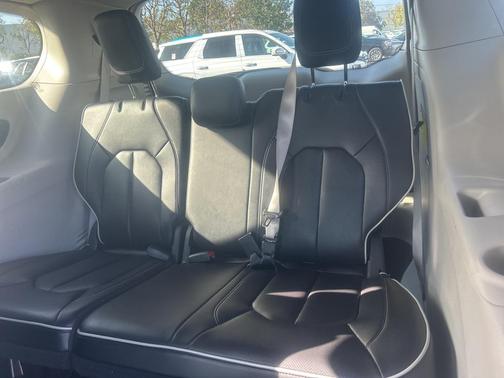Brilliant Black Crystal Pearlcoat 2023 Chrysler Pacifica Hybrid Limited