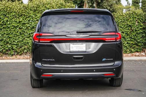 Brilliant Black Crystal Pearlcoat 2023 Chrysler Pacifica Hybrid Limited