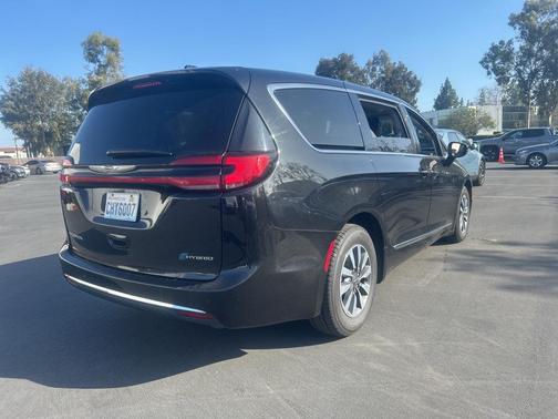 Brilliant Black Crystal Pearlcoat 2023 Chrysler Pacifica Hybrid Limited