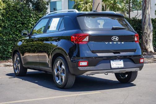 Onyx Black 2024 Hyundai VENUE SEL