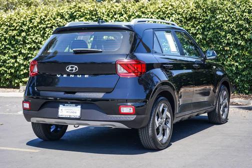 Onyx Black 2024 Hyundai VENUE SEL
