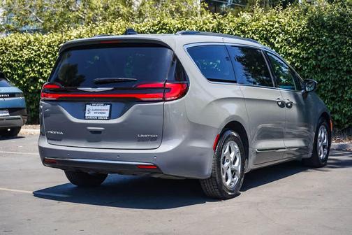Ceramic Gray Clearcoat 2023 Chrysler Pacifica Limited