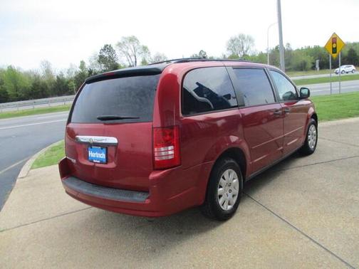 Photo 5 of 13 of 2008 Chrysler Town & Country LX