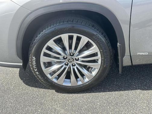 2025 Toyota Highlander Hybrid Platinum