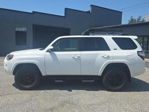 Super White 2022 Toyota 4Runner SR5