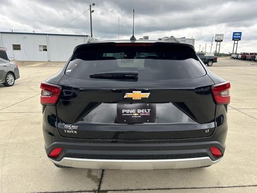 Mosaic Black Metallic 2026 Chevrolet Trax LT