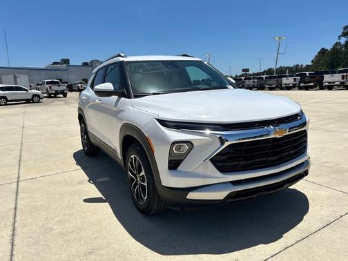 Summit White 2026 Chevrolet Trailblazer LT