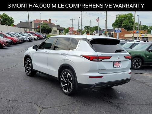 White Diamond 2022 Mitsubishi Outlander ES