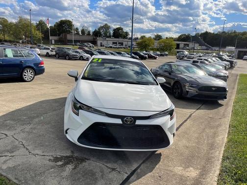 Photo 3 of 33 of 2021 Toyota Corolla LE