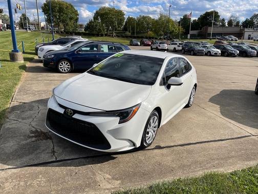 Photo 4 of 33 of 2021 Toyota Corolla LE