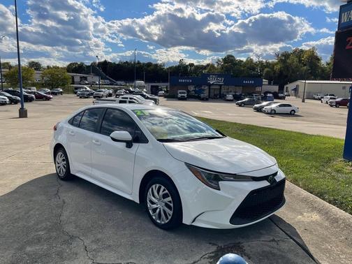 Photo 2 of 33 of 2021 Toyota Corolla LE