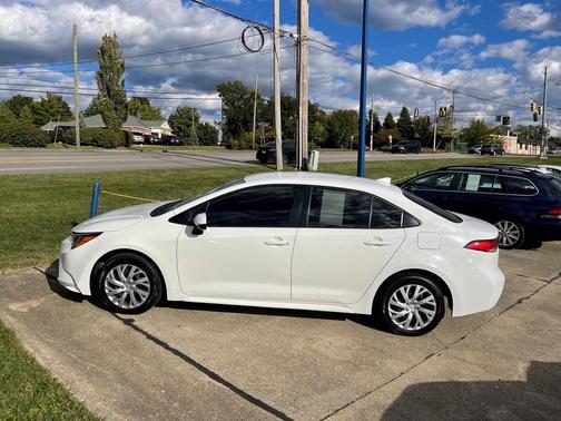 Photo 5 of 33 of 2021 Toyota Corolla LE